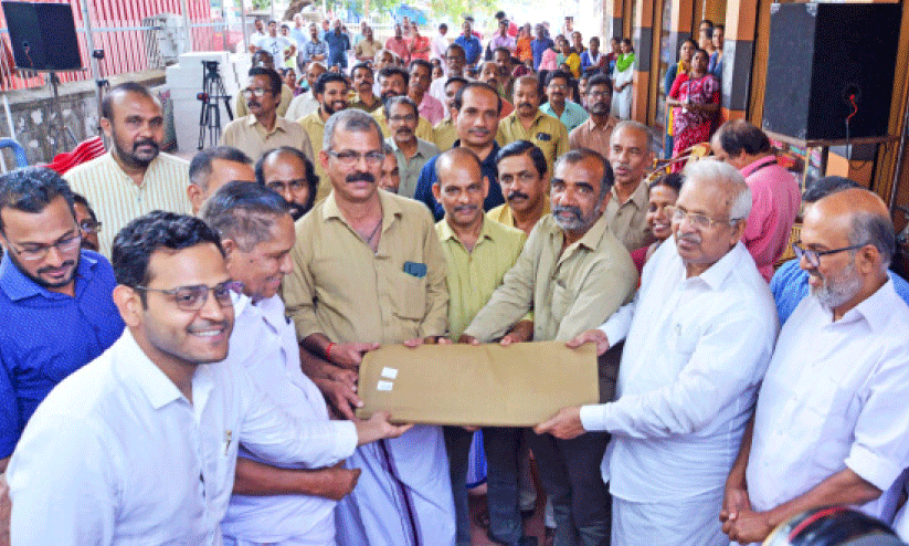 ഖാ​ദി കൂ​ള്‍ പാ​ന്റു​ക​ളു​ടെ ജി​ല്ല ത​ല ലോ​ഞ്ചി​ങ് ക​ണ്ണൂ​രി​ൽ  കേ​ര​ള ഖാ​ദി ഗ്രാ​മ വ്യ​വ​സാ​യ ബോ​ര്‍ഡ് വൈ​സ് ചെ​യ​ര്‍മാ​ന്‍ പി. ​ജ​യ​രാ​ജ​ന്‍ നി​ര്‍വ​ഹി​ക്കു​ന്നു