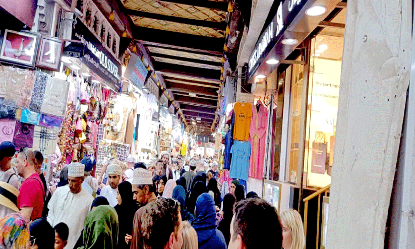 സ​ഞ്ചാ​രി​ക​ളും സ്വ​ദേ​ശി​ക​ളും ഒ​ഴു​കി; തി​ര​ക്കി​ൽ വീ​ര്‍പ്പുമു​ട്ടി മ​ത്ര സൂ​ഖ്