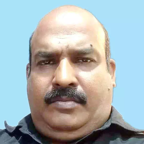 കാ​റി​ടി​ച്ച് മ​റി​ഞ്ഞ ഓ​ട്ടോ​യി​ലെ ഡ്രൈ​വ​ർ മ​രി​ച്ചു