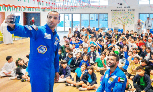 കു​ട്ടി​ക​ളെ പ്ര​ചോ​ദി​പ്പി​ച്ച്​ ബ​ഹി​രാ​കാ​ശ സ​ഞ്ചാ​രി​ക​ളു​ടെ സ്കൂ​ൾ സ​ന്ദ​ർ​ശ​നം