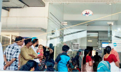 മേ​പ്പാ​ടി കു​ടും​ബാ​രോ​ഗ്യ കേ​ന്ദ്ര​ത്തി​ൽ ഡോ​ക്ട​റെ കാ​ണാ​ൻ  കാ​ത്തു​നി​ൽ​ക്കു​ന്ന​വ​ർ