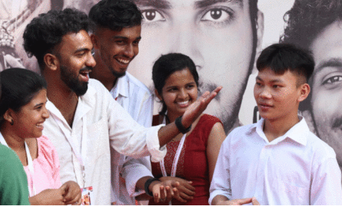 വിൻസൻ ഹോകിപ് സഹപാഠികൾക്കൊപ്പം വിൻസൻ ഹോകിപ് സഹപാഠികൾക്കൊപ്പം