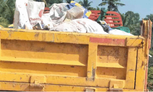 ക​വി​യൂ​ർ - ഒ​ള​വി​ലം ബ​ണ്ട് റോ​ഡി​ലെ ക​ണ്ട​ൽ കാ​ടി​ൽ മാ​ലി​ന്യ​വു​മാ​യെ​ത്തി​യ  ലോ​റി