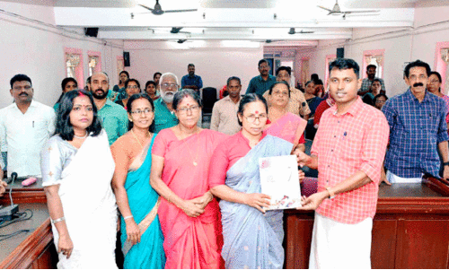 കൊടുങ്ങല്ലൂർ നഗരസഭ ബജറ്റ് വൈസ് ചെയർമാൻ അഡ്വ.വി.എസ്. ദിനൽ പ്രകാശനം ചെയ്യുന്നു കൊടുങ്ങല്ലൂർ നഗരസഭ ബജറ്റ് വൈസ് ചെയർമാൻ അഡ്വ.വി.എസ്. ദിനൽ പ്രകാശനം ചെയ്യുന്നു