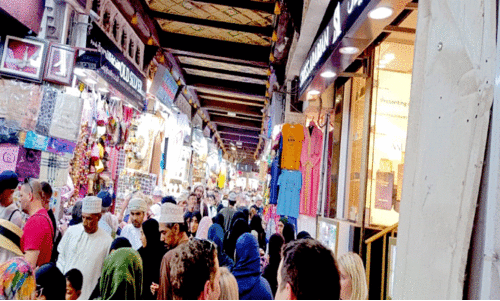 സ​ഞ്ചാ​രി​ക​ളും സ്വ​ദേ​ശി​ക​ളും ഒ​ഴു​കി; തി​ര​ക്കി​ൽ വീ​ര്‍പ്പുമു​ട്ടി മ​ത്ര സൂ​ഖ്