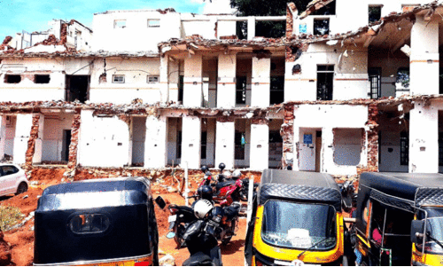 സൂ​പ്പ​ര്‍ സ്‌​പെ​ഷാ​ലി​റ്റി ബ്ലോ​ക്കി​നു സ​മീ​പം അ​പ​ക​ടാ​വ​സ്ഥ​യി​ല്‍ ഭാ​ഗി​ക​മാ​യി പൊ​ളി​ച്ചു നി​ര്‍ത്തി​യി​രു​ന്ന പ​ഴ​യ ബ​ഹു​നി​ല കെ​ട്ടി​ടം