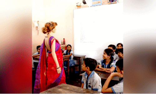 ക​ടു​വ​യി​ൽ കെ.​ടി.​സി.​ടി ഹ​യ​ർ സെ​ക്ക​ൻ​ഡ​റി സ്കൂ​ളി​ലെ വി​ദ്യാ​ർ​ഥി​ക​ൾ എ.​ഐ ടീ​ച്ച​റു​മാ​യി സം​വ​ദി​ക്കു​ന്നു