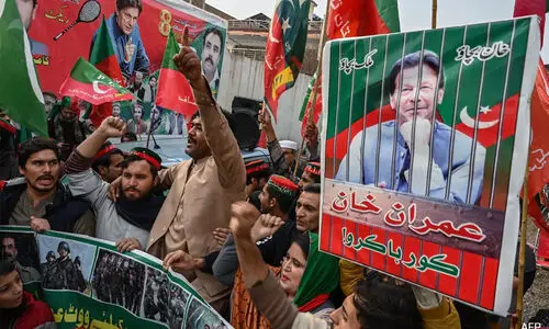 പാകിസ്താനിൽ ഇംറാൻ തരംഗം: സഖ്യത്തിനില്ല, ഒറ്റക്ക് ഭരിക്കുമെന്ന് പി.ടി.ഐ പാകിസ്താനിൽ ഇംറാൻ തരംഗം: സഖ്യത്തിനില്ല, ഒറ്റക്ക് ഭരിക്കുമെന്ന് പി.ടി.ഐ