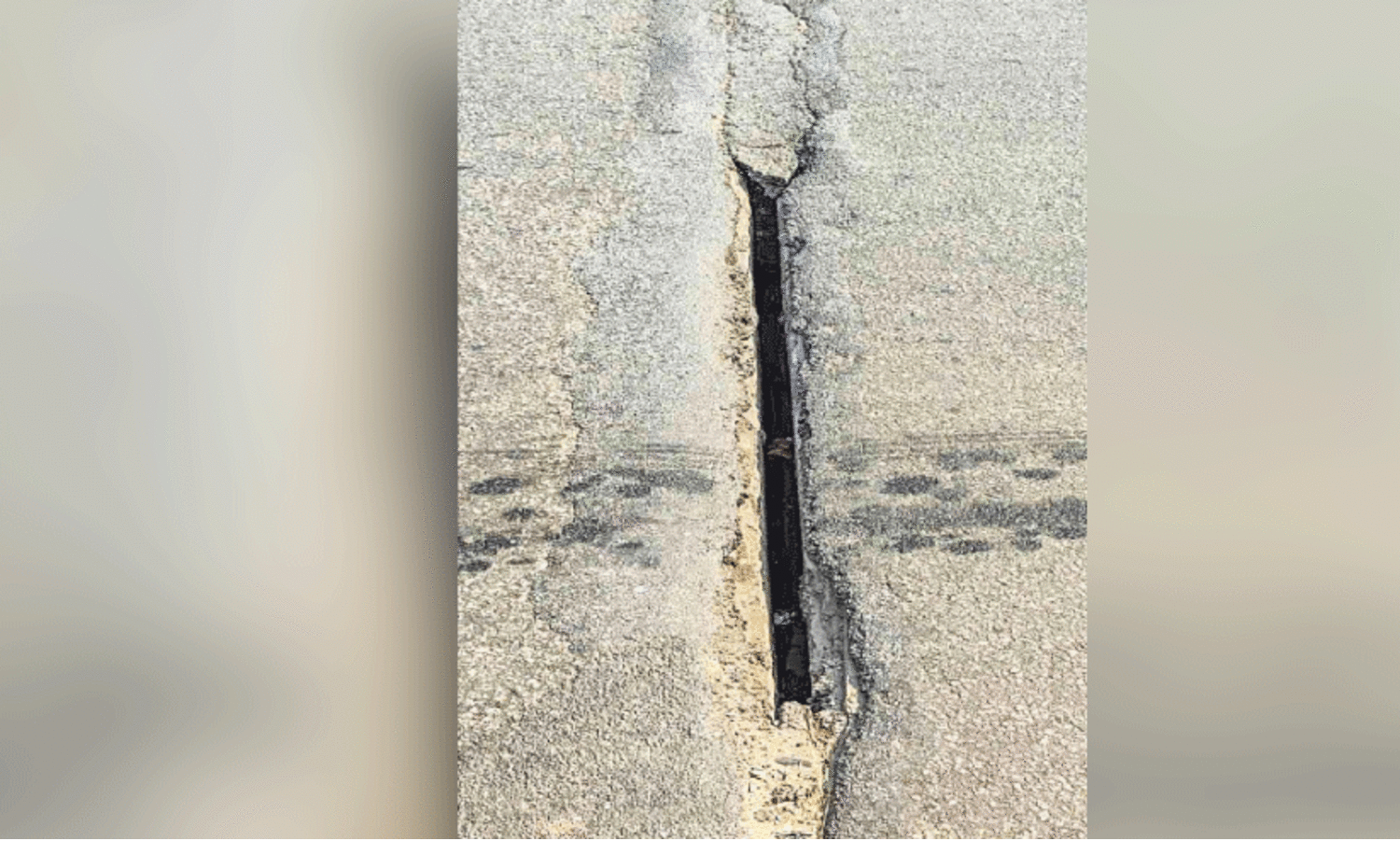 ദേ​ശീ​യ​പാ​ത മാ​ർ​ത്താ​ണ്ഡ​വ​ർ​മ പാ​ല​ത്തി​ലെ സ്പാ​നു​ക​ൾ​ക്കി​ട​യി​ലെ വി​ട​വ്