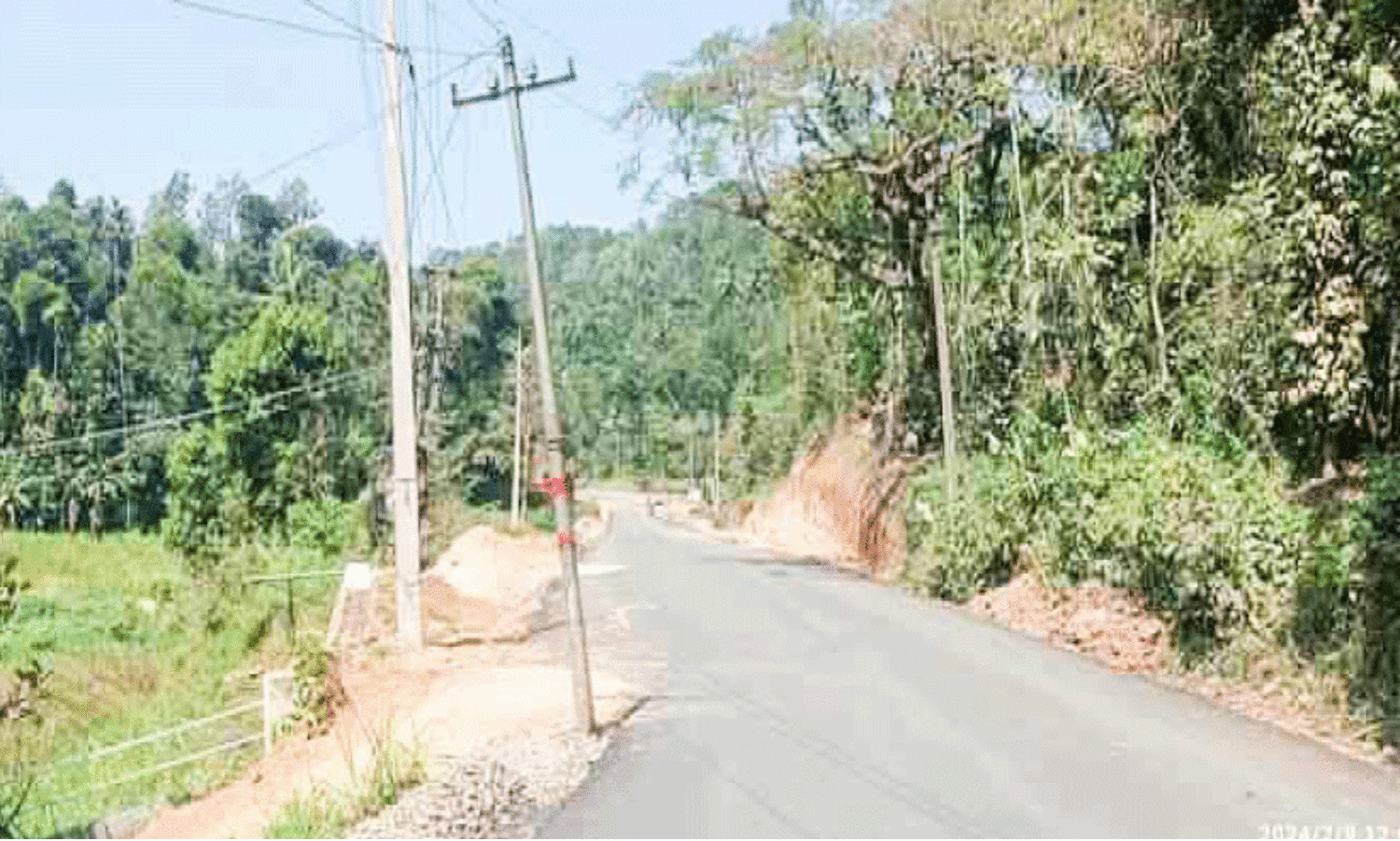 വ​ഴി​മു​ട​ക്കി​യാ​യ തൂ​ണു​ക​ൾ