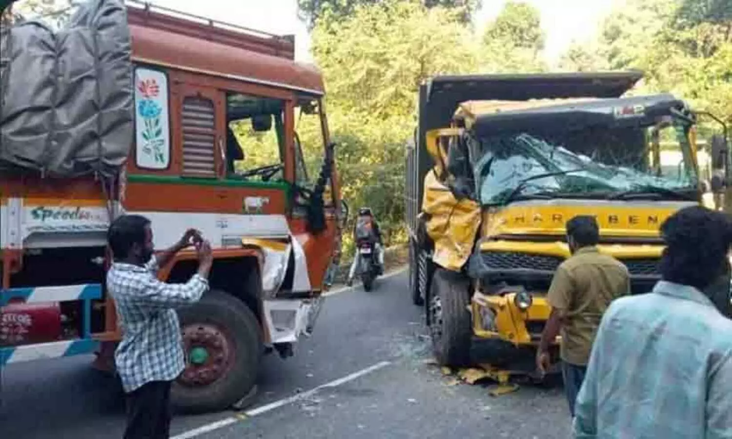 താമരശ്ശേരി ചുരത്തിൽ ലോറികൾ കൂട്ടിയിടിച്ച് ഒരാൾക്ക് പരിക്ക്; വൻ ഗതാഗതക്കുരുക്ക്