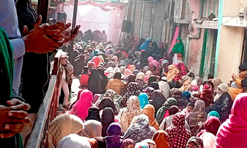 ഹൽദവാനിയിലെ ഗഫൂർ ബസ്തിയിൽ ഒഴിപ്പിക്കലിനെതിരെ  സമരം ചെയ്യുന്ന സ്ത്രീകൾ