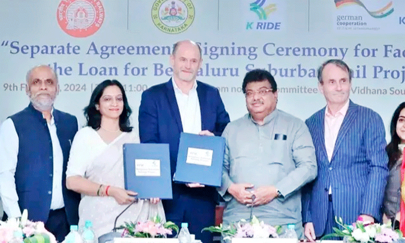 സംബന്ധിച്ച ധാരണ പത്രത്തിൽ മന്ത്രി എം.ബി. പാട്ടീലും പ്രതിനിധികളും ഒപ്പുവെച്ചപ്പോൾ