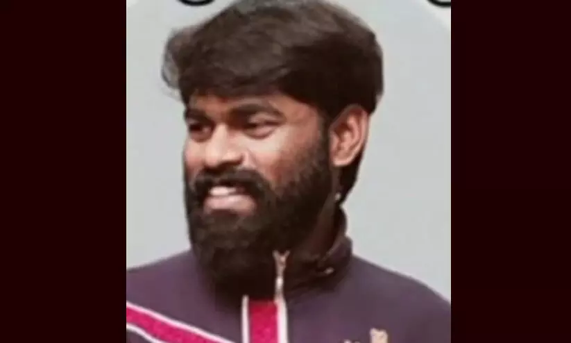 കൊച്ചിയിൽ മരിച്ച യുവാവിന്റെ മൃതദേഹം പൊലീസ് കാവലിൽ സംസ്കരിച്ചു കൊച്ചിയിൽ മരിച്ച യുവാവിന്റെ മൃതദേഹം പൊലീസ് കാവലിൽ സംസ്കരിച്ചു