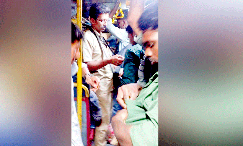 കാ​ക്കി യൂ​നി​ഫോം ധ​രി​ച്ച് കെ.​എ​സ്.​ആ​ർ.​ടി.​സി ബ​സി​ൽ ടി​ക്ക​റ്റ് കൊ​ടു​ക്കു​ന്ന ക​ണ്ട​ക്ട​ർ