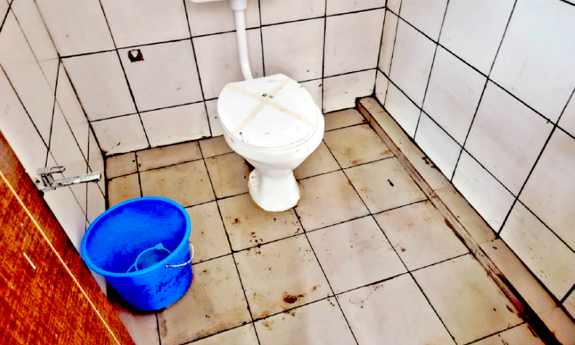 ഉ​പ​യോ​ഗ​ശൂ​ന്യ​മാ​യ മാ​ന​ന്ത​വാ​ടി മെ​ഡി​ക്ക​ൽ കോ​ള​ജ് പു​തി​യ ​​േബ്ലാ​ക്കി​ലെ ശു​ചി​മു​റി