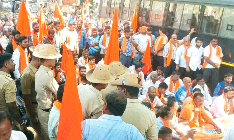 മാണ്ഡ്യയിൽ ഹിന്ദുത്വ സംഘടനകൾ പദയാത്രക്ക് ശേഷം ഡി.സി ഓഫിസ് പരിസരത്ത് കുത്തിയിരുന്ന് പ്രതിഷേധിക്കുന്നു മാണ്ഡ്യയിൽ ഹിന്ദുത്വ സംഘടനകൾ പദയാത്രക്ക് ശേഷം ഡി.സി ഓഫിസ് പരിസരത്ത് കുത്തിയിരുന്ന് പ്രതിഷേധിക്കുന്നു