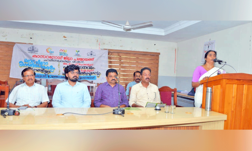 നെ​റ്റ് സീ​റോ കാ​ര്‍ബ​ണ്‍ എ​മി​ഷ​ന്‍ കോ​ര്‍ഗ്രൂപ് അം​ഗ​ങ്ങ​ളു​ടെ പ​രി​ശീ​ല​നം ജി​ല്ല പ​ഞ്ചാ​യ​ത്ത് പ്ര​സി​ഡ​ന്റ് പി.​ബേ​ബി ബാ​ല​കൃ​ഷ്ണ​ന്‍ ഉ​ദ്ഘാ​ട​നം ചെ​യ്യു​ന്നു​