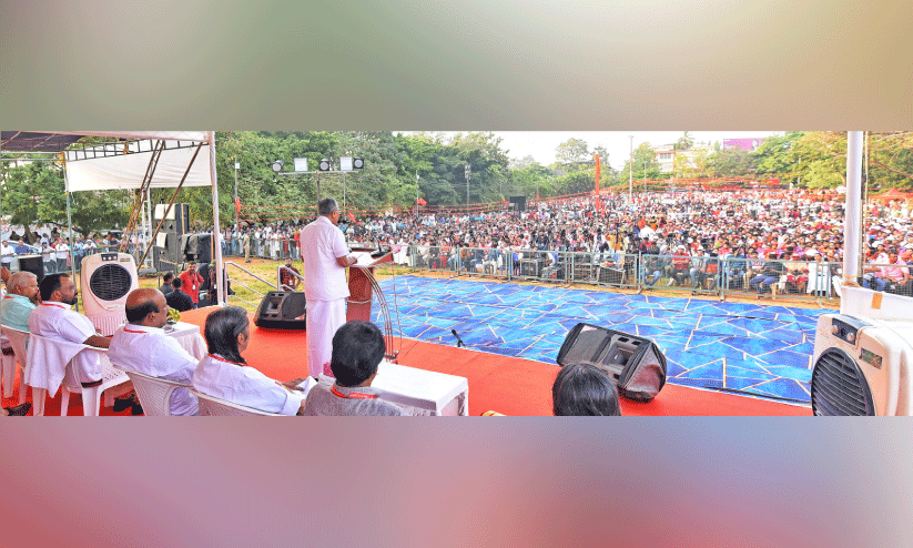 കെ.​എ​സ്.​ടി.​എ സം​സ്ഥാ​ന സ​മ്മേ​ള​നം ക​ണ്ണൂ​ർ ക​ല​ക്​​ട​റേ​റ്റ് മൈ​താ​ന​ത്തി​ൽ മു​ഖ്യ​മ​ന്ത്രി  പി​ണ​റാ​യി വി​ജ​യ​ൻ ഉ​ദ്ഘാ​ട​നം​ചെ​യ്യു​ന്നു