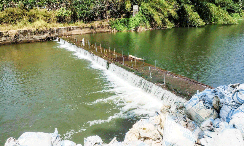 വാ​മ​ന​പു​രം ന​ദി​യി​ൽ പൂ​വ​മ്പാ​റ​യി​ൽ താ​ൽ​ക്കാ​ലി​ക ത​ട​യ​ണ നി​ർ​മാ​ണം ആ​രം​ഭി​ച്ച​പ്പോ​ൾ