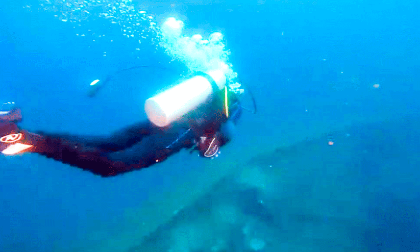 നെടുങ്കണ്ടയിൽ കടലിൽ ഡൈവിങ് നടത്തുന്ന സ്കൂബാ ടീം അംഗം നെടുങ്കണ്ടയിൽ കടലിൽ ഡൈവിങ് നടത്തുന്ന സ്കൂബാ ടീം അംഗം