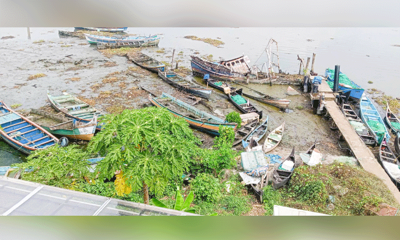 കൊ​ച്ചി കാ​യ​ലി​ൽ എക്ക​ലി​ൽ കു​ടു​ങ്ങി ന​ശി​ക്കു​ന്ന മ​ത്സ്യ ബ​ന്ധ​ന യാ​ന​ങ്ങ​ൾ