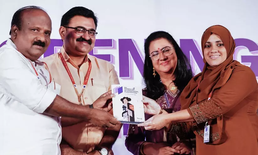 സ്ത്രീകള്‍ സമൂഹത്തില്‍നിന്ന് സ്വാതന്ത്ര്യം പിടിച്ചുവാങ്ങണമെന്ന് ഉര്‍വശി