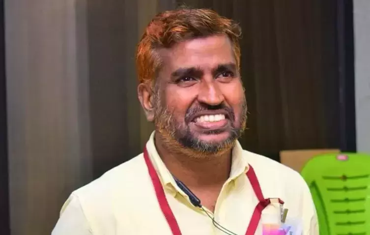 സ്കൂൾ വാർഷികത്തിനിടെ പ്രിൻസിപ്പൽ കുഴഞ്ഞുവീണ് മരിച്ചു സ്കൂൾ വാർഷികത്തിനിടെ പ്രിൻസിപ്പൽ കുഴഞ്ഞുവീണ് മരിച്ചു