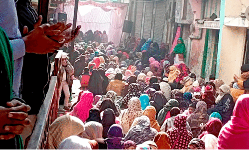 ഹൽദവാനിയിലെ ഗഫൂർ ബസ്തിയിൽ ഒഴിപ്പിക്കലിനെതിരെ  സമരം ചെയ്യുന്ന സ്ത്രീകൾ