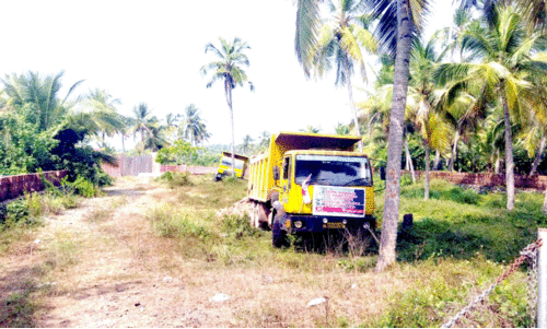 വാ​ഗ​ഡ് ക​മ്പ​നി​യു​ടെ ടി​പ്പ​ർ ലോ​റി ത​ണ്ണീ​ർ​ത്ത​ട​ങ്ങ​ൾ നി​ക​ത്തു​ന്ന​തി​നി​ടെ ഡി.​വൈ.​എ​ഫ്.​ഐ പ്ര​വ​ർ​ത്ത​ക​ർ ത​ട​ഞ്ഞ് ബാ​ന​ർ സ്ഥാ​പി​ച്ച നി​ല​യി​ൽ