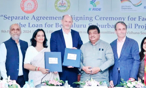 സംബന്ധിച്ച ധാരണ പത്രത്തിൽ മന്ത്രി എം.ബി. പാട്ടീലും പ്രതിനിധികളും ഒപ്പുവെച്ചപ്പോൾ