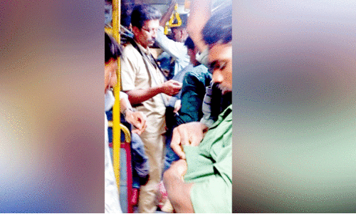 കാ​ക്കി യൂ​നി​ഫോം ധ​രി​ച്ച് കെ.​എ​സ്.​ആ​ർ.​ടി.​സി ബ​സി​ൽ ടി​ക്ക​റ്റ് കൊ​ടു​ക്കു​ന്ന ക​ണ്ട​ക്ട​ർ