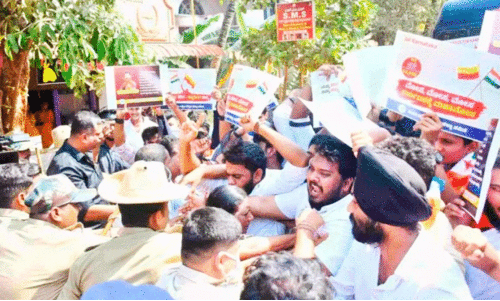 ദക്ഷിണ കന്നഡ എം.പി നളിൻ കുമാർ കട്ടീലിന്റെ വീട്  ഉപരോധിച്ച എൻ.എസ്.യു ഐ പ്രവർത്തകരെ പൊലീസ്  അറസ്റ്റ് ചെയ്യുന്നു