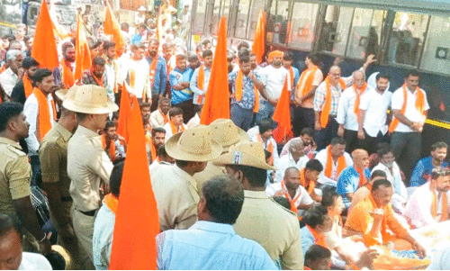 മാണ്ഡ്യയിൽ ഹിന്ദുത്വ സംഘടനകൾ പദയാത്രക്ക് ശേഷം ഡി.സി ഓഫിസ് പരിസരത്ത്  കുത്തിയിരുന്ന് പ്രതിഷേധിക്കുന്നു