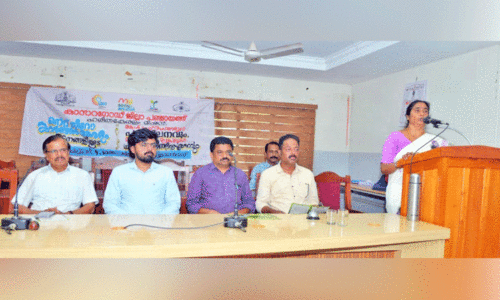 നെ​റ്റ് സീ​റോ കാ​ര്‍ബ​ണ്‍ എ​മി​ഷ​ന്‍ കോ​ര്‍ഗ്രൂപ് അം​ഗ​ങ്ങ​ളു​ടെ പ​രി​ശീ​ല​നം ജി​ല്ല പ​ഞ്ചാ​യ​ത്ത് പ്ര​സി​ഡ​ന്റ് പി.​ബേ​ബി ബാ​ല​കൃ​ഷ്ണ​ന്‍ ഉ​ദ്ഘാ​ട​നം ചെ​യ്യു​ന്നു​