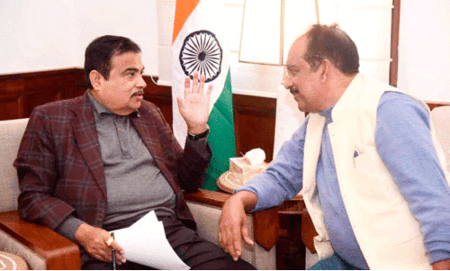 കേ​ന്ദ്രമ​ന്ത്രി നി​തി​ൻ ഗ​ഡ്ഗ​രി​യെ സന്ദർശിച്ച് ബെ​ന്നി ബെ​ഹ​നാ​ൻ എം.​പി വി​ഷ​യം അ​വ​ത​രി​പ്പി​ക്കു​ന്നു