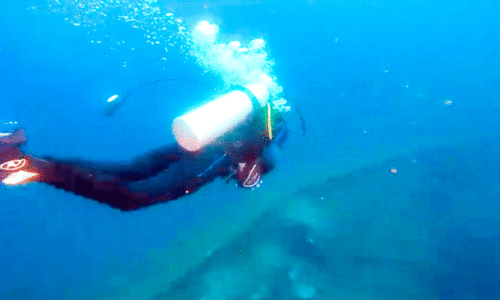 നെ​ടു​ങ്ക​ണ്ട​യി​ൽ ക​ട​ലി​ൽ ഡൈവിങ്​ നടത്തുന്ന സ്കൂബാ ടീം അംഗം