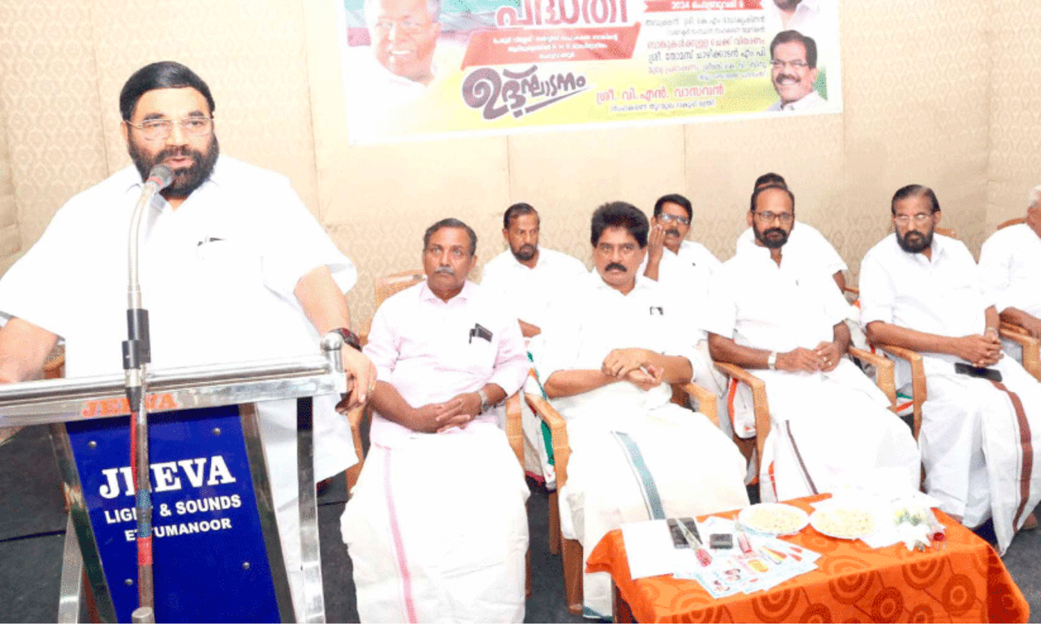 സ​ഹ​ക​ര​ണ അം​ഗ​സ​മാ​ശ്വാ​സ പ​ദ്ധ​തി​യു​ടെ ജി​ല്ല​ത​ല സ​ഹാ​യ വി​ത​ര​ണോ​ദ്ഘാ​ട​നം ഏ​റ്റു​മാ​നൂ​രി​ൽ മ​ന്ത്രി വി.​എ​ൻ. വാ​സ​വ​ൻ നി​ർ​വ​ഹി​ക്കു​ന്നു