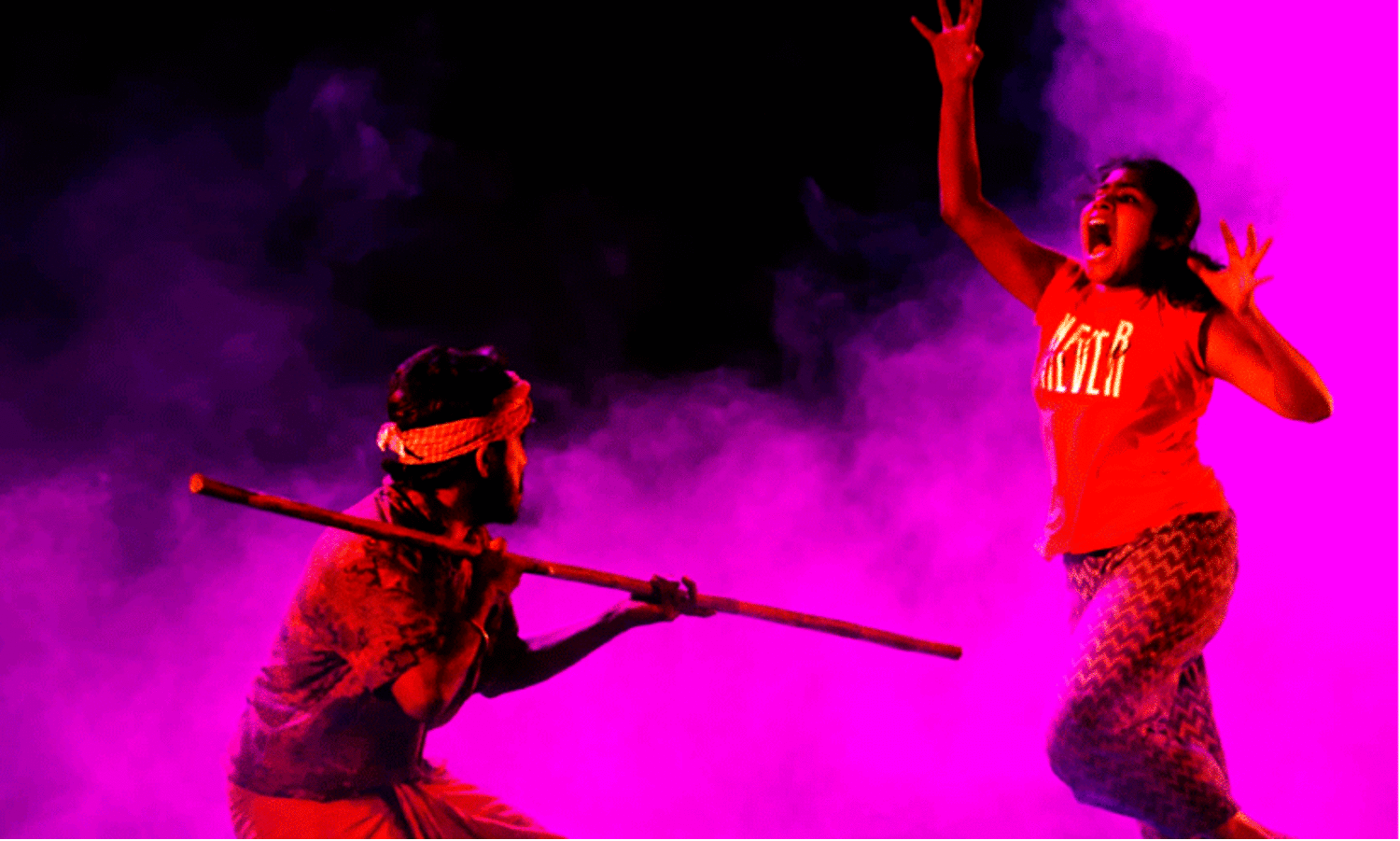 നാടൊട്ടുക്കു കളിക്കുന്ന   നാടകം