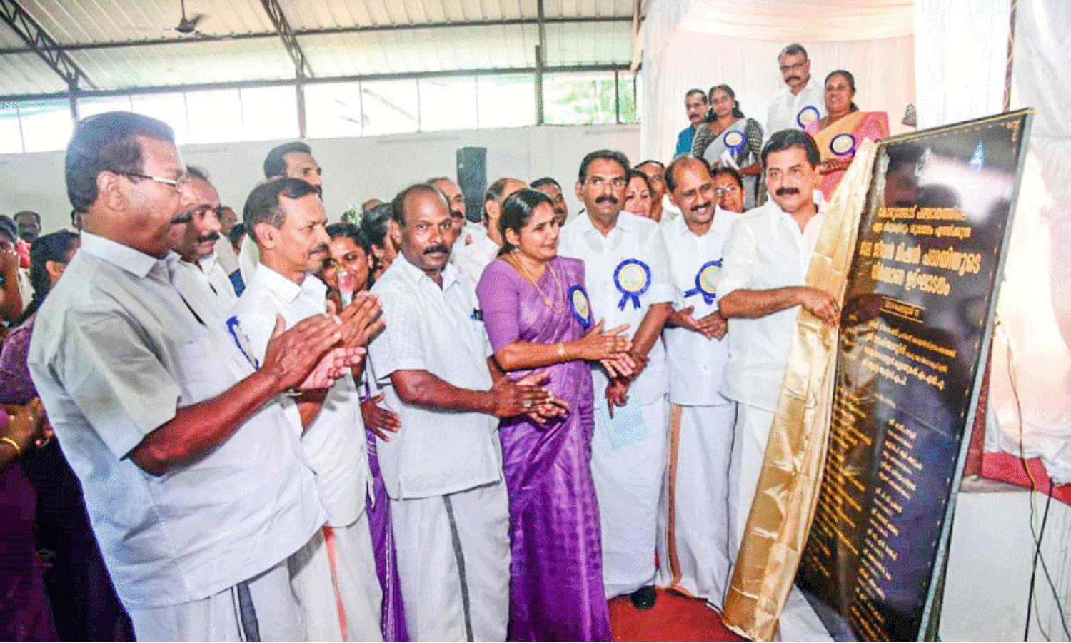 കോ​രു​ത്തോ​ട് ഗ്രാ​മ​പ​ഞ്ചാ​യ​ത്തി​ലെ ജ​ൽ​ജീ​വ​ൻ മി​ഷ​ൻ പ​ദ്ധ​തി​യു​ടെ പ്ര​വ​ർ​ത്ത​നോ​ദ്ഘാ​ട​നം മ​ന്ത്രി റോ​ഷി അ​ഗ​സ്റ്റി​ൻ നി​ർ​വ​ഹി​ക്കു​ന്നു