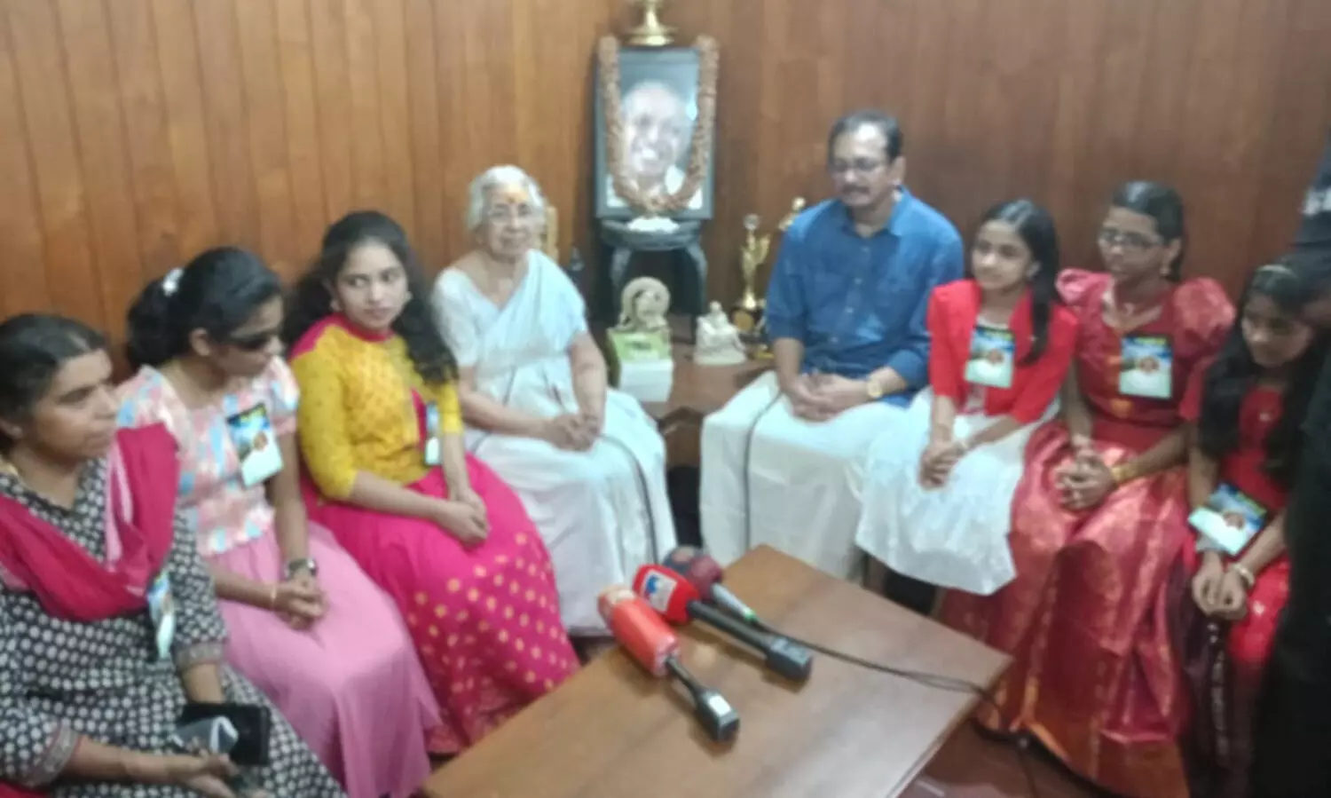 ഒ.എൻ.വി സ്മരണ പുതുക്കി കുരുന്നുകൾ ഇന്ദീവരത്തിൽ