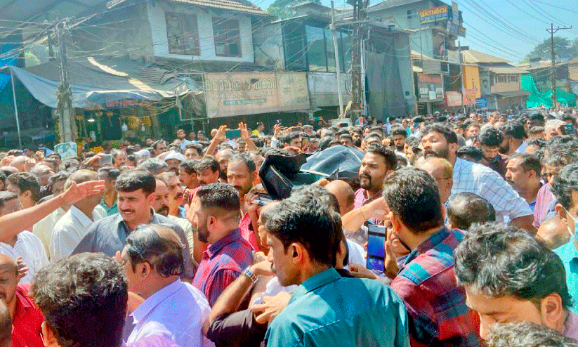 ജീവനെടുത്ത് കാട്ടാന; പ്രതിഷേധം തെരുവിലേക്ക് ജീവനെടുത്ത് കാട്ടാന; പ്രതിഷേധം തെരുവിലേക്ക്