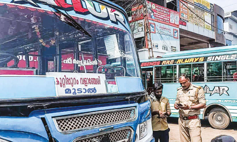 സ്വ​കാ​ര്യ ബ​സു​ക​ളി​ൽ പ​രി​ശോ​ധ​ന ന​ട​ത്തു​ന്ന ജി​ല്ല എ​ൻ​ഫോ​ഴ്സ്മെ​ന്റ് ഉ​ദ്യോ​ഗ​സ്ഥ​ർ