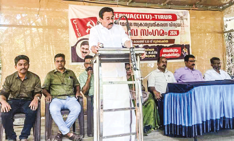 കെ.​എ​സ്.​ഇ.​ബി വ​ർ​ക്കേ​ഴ്സ് അ​സോ​സി​യേ​ഷ​ൻ (സി.​ഐ.​ടി.​യു) തി​രൂ​ർ ഡി​വി​ഷ​ൻ​ത​ല  കു​ടും​ബ സം​ഗ​മം മ​ന്ത്രി വി. ​അ​ബ്ദു​റ​ഹിമാ​ൻ ഉ​ദ്ഘാ​ട​നം ചെ​യ്യു​ന്നു