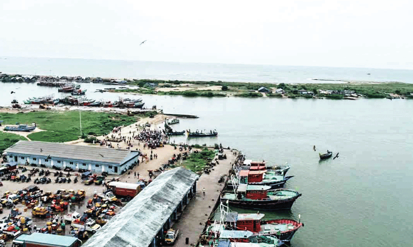 പൊ​ന്നാ​നി ഫി​ഷി​ങ് ഹാ​ർ​ബ​ർ