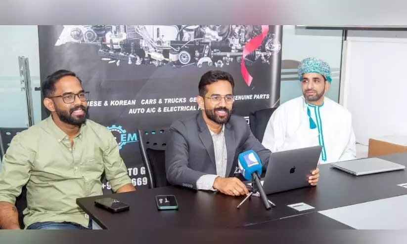 എംപയർ പാർട്സ് വേൾഡ് മാനേജ്മെന്റ് ഭാരവാഹികൾ വാർത്തസമ്മേളനത്തിൽ സംസാരിക്കുന്നു എംപയർ പാർട്സ് വേൾഡ് മാനേജ്മെന്റ് ഭാരവാഹികൾ വാർത്തസമ്മേളനത്തിൽ സംസാരിക്കുന്നു