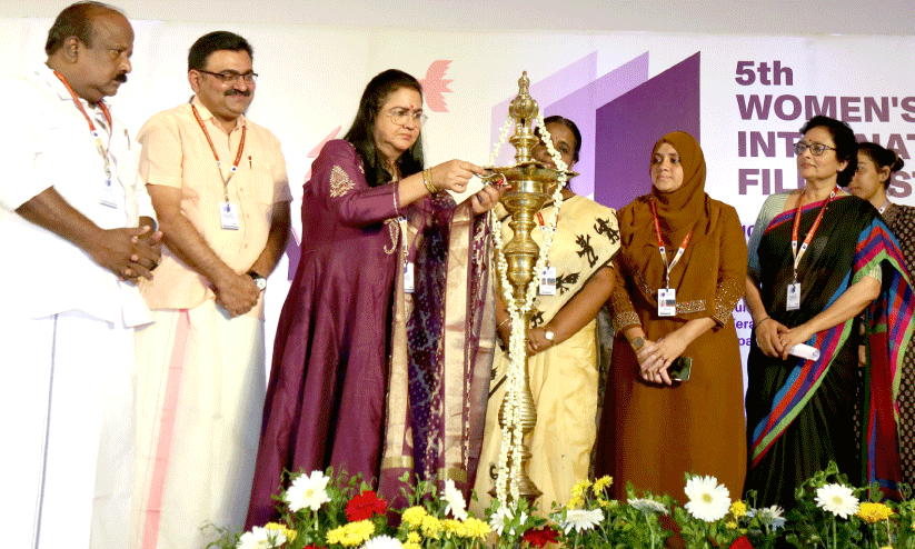 സ്ത്രീകള് സമൂഹത്തില്നിന്ന് സ്വാതന്ത്ര്യം പിടിച്ചുവാങ്ങണം -ഉര്വശി സ്ത്രീകള് സമൂഹത്തില്നിന്ന് സ്വാതന്ത്ര്യം പിടിച്ചുവാങ്ങണം -ഉര്വശി