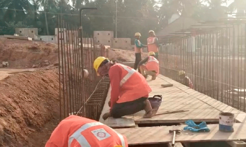 കലുങ്കിലൂടെ നടപ്പാത അനുവദിക്കാൻ കഴിയില്ല; നിലപാട് കടുപ്പിച്ച് സുരക്ഷാവിഭാഗം കലുങ്കിലൂടെ നടപ്പാത അനുവദിക്കാൻ കഴിയില്ല; നിലപാട് കടുപ്പിച്ച് സുരക്ഷാവിഭാഗം