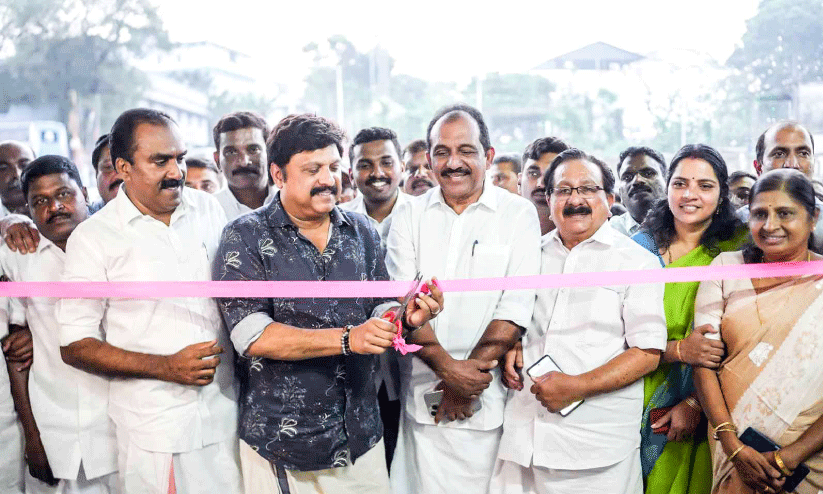 ന​വീ​ക​രി​ച്ച ആ​ലു​വ കെ.​എ​സ്.​ആ​ടി.​സി ബ​സ് സ്റ്റാ​ൻ​ഡ് മ​ന്ത്രി കെ.​ബി. ഗ​ണേ​ഷ്​ കു​മാ​ർ ഉ​ദ്ഘാ​ട​നം ചെ​യ്യു​ന്നു. അ​ൻ​വ​ർ സാ​ദ​ത്ത് എം.​എ​ൽ.​എ, ബെ​ന്നി ബ​ഹ​നാ​ൻ എം.​പി തുടങ്ങിയവർ സമീപം