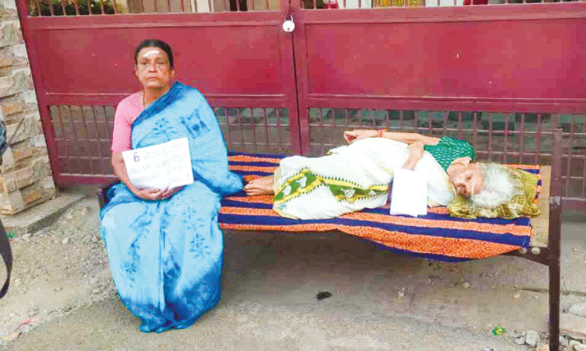 അകത്തേത്തറ പഞ്ചായത്ത് ഓഫിസിന് മുന്നിൽ പത്മാവതിയും മകൾ ഇന്ദിരയും പ്രതിഷേധ സമരം ചെയ്യുന്നു അകത്തേത്തറ പഞ്ചായത്ത് ഓഫിസിന് മുന്നിൽ പത്മാവതിയും മകൾ ഇന്ദിരയും പ്രതിഷേധ സമരം ചെയ്യുന്നു